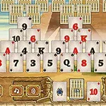 Korttipeli, jossa pasianssikortit on aseteltu pyramidimuotoon, ja alareunassa on hallintapainikkeet ja pisteet