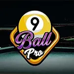Logo, jossa on keltainen ja valkoinen biljardipallo numero 9 suurilla violeteilla sanoilla Ball Pro tummien biljardipöytien taustalla