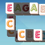 Pino ruutuja, joissa on kirjaimia E, A, G, A, B, C, C, B, E pastelliväreissä taivastaustalla