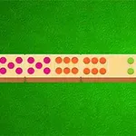 Domino-laattoja vierekkäin, joissa on värikkäitä pisteitä vihreällä taustalla