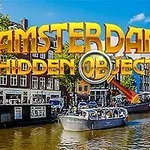 Kanavamaisema Amsterdamissa kirkkaana päivänä, etualalla veneitä ja taustalla värikästä arkkitehtuuria, yläpuolella teksti