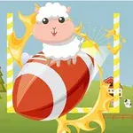 Pehmoinen lammas istuu jättikokoisen rugby-pallon päällä maalitolppien edessä, taustalla on maaseudun maisema puita ja maatilarakennuksia