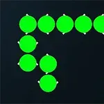 Vihreä käärme, jossa on punaiset silmät, liikkuu kohti valkoista sientä tummalla taustalla, oikeassa alakulmassa on oranssi Atari-logo
