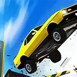Keltainen auto lentää ilmaan rampilta sinistä taivasta vasten