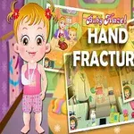 Pieni tyttö vaaleanpunaisissa vaatteissa seisoo taustalla olevan pelinäkymän edessä, jossa lukee Hand Fracture