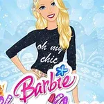 Vaaleahiuksinen nainen mustassa paidassa, jossa lukee oh my chic, sinisellä taustalla tekstin ja grafiikan ympäröimänä