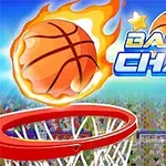 Liekillä oleva koripallo lentää kohti korirenkaan läpi, taustalla katsomo ja teksti Basket Champ