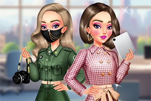 Kaksi tyylikkäästi pukeutunutta nuorta naista, joista toinen pitää kameraa ja toinen tablettia, taustalla näkyy kaupunkinäkymä