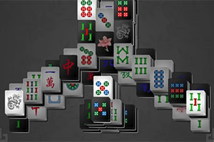 Pöydällä on päällekkäin aseteltuja mahjong-laattoja, joissa on erilaisia värikkäitä symboleita ja merkintöjä tummalla taustalla
