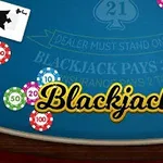 Korttipeliä esittävä kuva, jossa on pelikortteja, värikkäitä pelimerkkejä ja tekstinä Blackjack