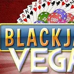 Korttipakka ja kasinopoleteja Blackjack Vegas -tekstin taustalla