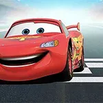 Punainen animoitu kilpa-auto hymyilee ruutulipulla varustetulla radalla
