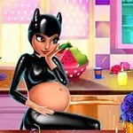 Raskaana oleva nainen kissapuvussa istuu keittiössä koristeellisen taustan edessä