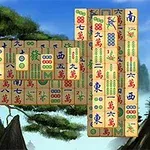 Riikinkukon muotoon aseteltuja mahjong-laattoja vehreää luontotaustaa vasten