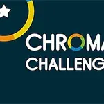 Tekstissä lukee Chroma Challenge tummansinisellä taustalla, ympäröitynä värikkäillä kehillä ja tähdillä