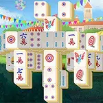 Mahjong-laattoja kasattu ristimuotoon värikkäässä puistoympäristössä, taustalla on liput ja puita