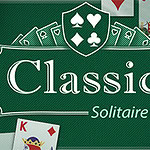 Vihreä tausta, jossa valkoisella tekstillä lukee Classic Solitaire, yllä korttipakan symboleja ja osittain näkyviä pelikortteja