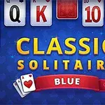 Kuvassa on sinisellä taustalla keltaisella kirjoitettu teksti CLASSIC SOLITAIRE ja punainen lippu, jossa lukee BLUE, sekä pelikortteja