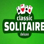 Vihreällä taustalla on neljä pelikorttia ja teksti classic solitaire deluxe