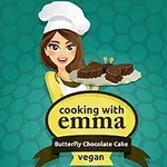 Piirroshahmo naisesta kokkihatussa, joka pitää tarjotinta, jolla on perhosen muotoisia suklaakakkuja, taustalla sininen kuvio ja tekstinä cooking with emma - Butterfly Chocolate Cake - vegan