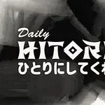 Esiintyy tekstinä sanat Daily Hitori mustavalkoisella taustalla ja japanilaisia merkkejä
