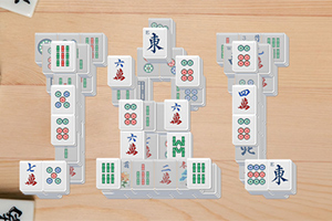 Pinottuja mahjong-laattoja puisella alustalla