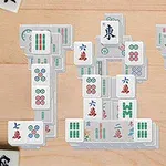 Pinottuja mahjong-laattoja puisella alustalla