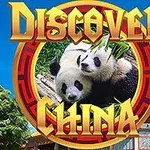 Kaksi pandanpentua makaamassa yhdessä punaisen kehyksen sisällä, taustalla kiinalainen rakennus ja lehvästöä, ylhäällä teksti Discover China