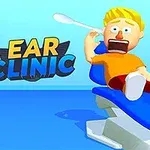 Piirroshahmo makaa sinisellä hammaslääkärin tuolilla pitäen korvapuikkoa korvassaan, taustalla sininen seinä ja teksti Ear Clinic