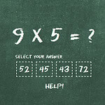 Matemaattinen tehtävä liitutaululla: 9 X 5 = ?