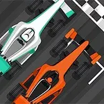 Kaksi formulatyylistä kilpa-autoa vierekkäin lähtöruudukossa, toinen valkoinen ja toinen oranssi, lähellä maaliviivaa