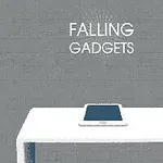Harmaalla taustalla valkoinen pöytä, jonka päällä on tabletti, ja yläpuolella teksti FALLING GADGETS