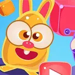 Keltainen hahmo, jolla on pupun korvat ja suuret silmät, sekä violetti yksisilmäinen hahmo seisovat värikkäiden palikoiden keskellä sinisellä taustalla