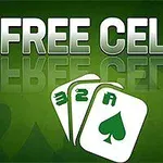 Vihreällä taustalla teksti FREE CELL ja kolme pelikorttia, joissa näkyvät numerot 3, 2 ja symboli A, sekä vihreä pata