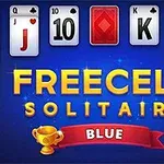 Pelilautanäkymä sinisellä taustalla, jossa ylhäällä kortteja ja keskellä teksti FREECELL SOLITAIRE BLUE kultaisilla kirjaimilla