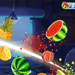 Ananas, vesimeloni, ja granaattiomena heitettynä ilmaan viipaloitaviksi valosäteen kanssa
