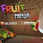 Piirros samuraista leikkaamassa vesimelonia miekalla, taustalla tekstiä ja muita hedelmiä