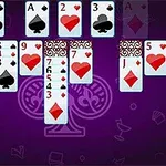 Pelikortteja järjestettyinä eri pinoihin violettia taustaa vasten
