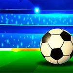 Suuri jalkapallo ja pelikenttä yöllisellä stadionilla valojen loisteessa