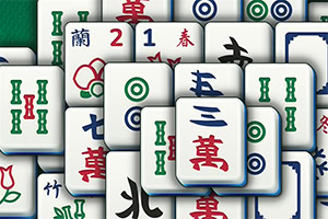 Pino erilaisia mahjong-laattoja, joissa on punaisia, sinisiä ja vihreitä merkkejä sekä symboleja