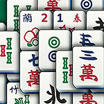Pino erilaisia mahjong-laattoja, joissa on punaisia, sinisiä ja vihreitä merkkejä sekä symboleja