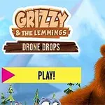 Ruskea karhu katsoo ylöspäin, ympärillään lentäviä droneja vuoristomaisemassa