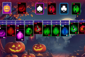 Korteilla koristeltu Halloween-teemainen kuva, jossa on kurpitsoja ja taianomaisia esineitä hämärässä ympäristössä