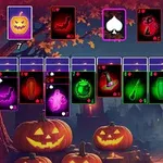 Korteilla koristeltu Halloween-teemainen kuva, jossa on kurpitsoja ja taianomaisia esineitä hämärässä ympäristössä