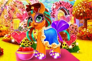 Värikäs poni, jolla on suuret silmät, sininen mekko ja ruskea rusetti, seisoo kukkaispuutarhassa vaaleanpunaisen sydänkohokuvioinnin edessä