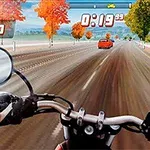 Moottoripyöränäkymä kiitävällä tiellä, syksyinen maisema molemmin puolin ja edessä punainen auto
