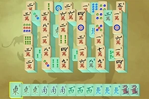 Mahjong-palikoita järjestettynä perinteiselle pelilaudalle kultaisella taustalla, etualalla erillinen rivi palikoita