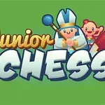 Junan muotoiset hahmot, kirkkaanväriset tekstit Junior Chess vihreällä taustalla