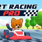 Sarjakuvamainen karhu ajaa kartingia värikkäällä radalla puiden ympäröimänä