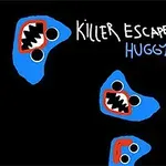 Sinisellä taustalla on useita piirrettyjä, leveästi hymyileviä kasvoja mustilla silmillä ja terävillä hampailla sekä teksti Killer Escape Huggy